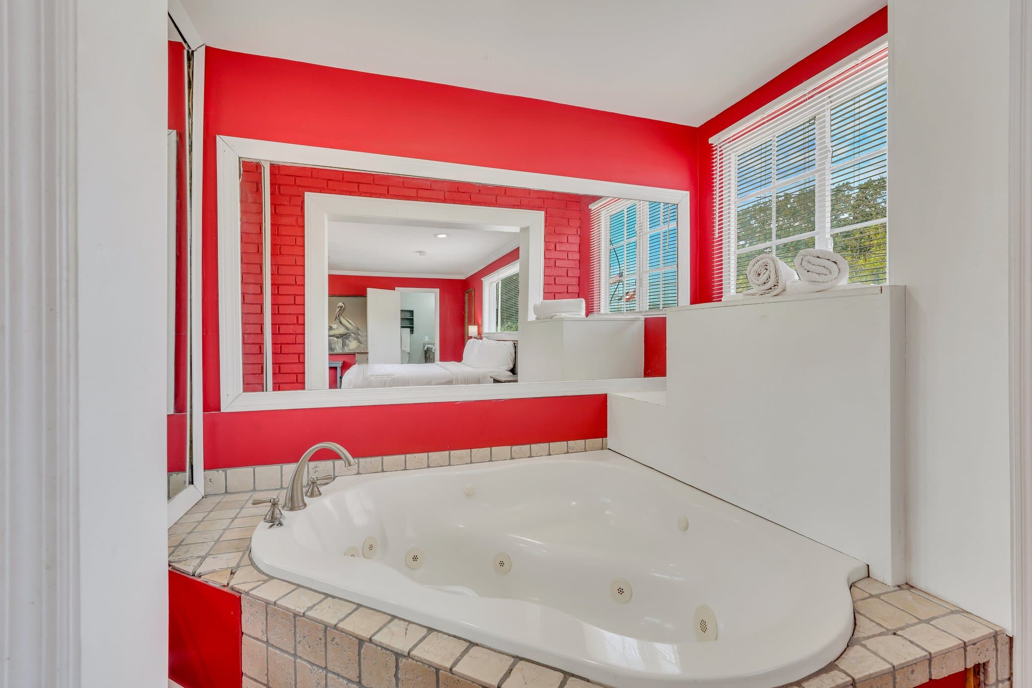 Red Room, photo 2 of 5